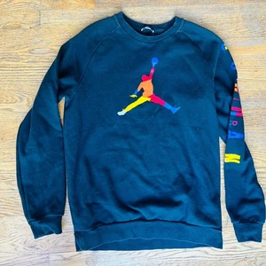Nike Air Jordan Rainbow Jumpman Logo Black Crewneck Sweatshirt Size Medium - Picture 1 of 4