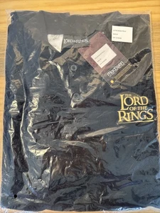 NEU Herr der Ringe schwarzes Polo mit goldenem Schriftzug - Herren Medium - von MacEwen - Bild 1 von 6