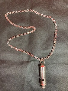 Silbato y collar vintage de metal de la policía metropolitana hecho en Inglaterra - Imagen 1 de 20