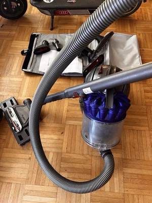 Staubsauger Dyson DC37 Big Ball Gebraucht Mit Zubehör  - Bild 1 von 4