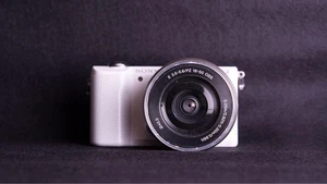SONY α5000 White + 0.25m-0.30m φ40.5 Mirrorless Camera #M170 - Picture 1 of 3