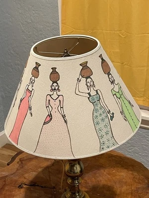 Um abajur pintado à mão com mulheres africanas elegantes em uma borda fluvial - Imagem 1 de 4