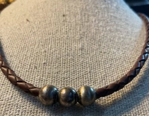 "Collar de cuentas de bola de plata de ley cordón de cuero trenzado marrón calidad 17""" - Imagen 1 de 5