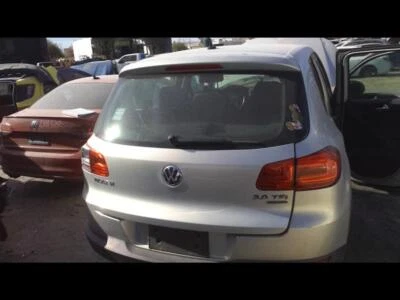 Used Deck Lid fits: 2013 Volkswagen Tiguan spoiler w/o sport package w/o camera - Imagem 1 de 4