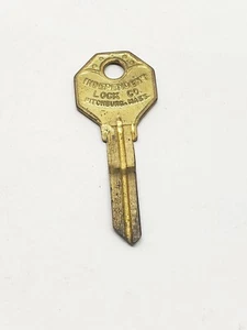 Yale brand automotive key, unique bent shape for Chrysler vehicle, collectible - Bild 1 von 8