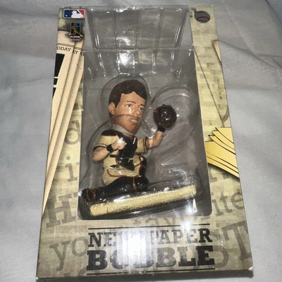 Bobblehead Buster Posey Forever Collectibles base de periódico 2014 Foto 1 de 4