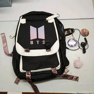 Mochila BTS Kpop Mochila Informal Negra Mochila para Laptop con Extras Pasadores Llavero - Imagen 1 de 8