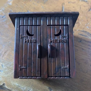 Plasticville HIS & HERS Outhouse con porte apribili per layout treno spedizione gratuita - Foto 1 di 9