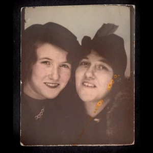 HOT GOTH FASHION WOMEN SECRET LESBIAN CUDDLES ~ 1930s TINTED PHOTOBOOTH PHOTO - Picture 1 of 1