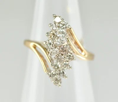 Anillo llamativo con racimo de diamantes de corte redondo de 0,32 quilates de oro amarillo de 14 k talla 3 Foto 1 de 4