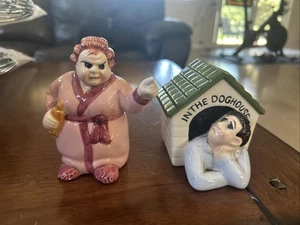 Vintage Keramik Ton Kunst IN DER HUNDEHÜTTE Mann & Frau Salz & Pfefferstreuer Set - Bild 1 von 6