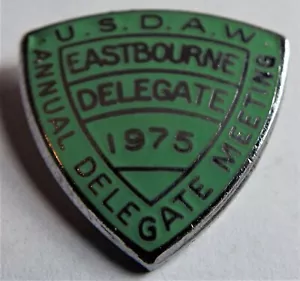 INSIGNIA CONFERENCIA ANUAL SINDICAL USDAW Eastbourne 1975 pin solapa esmalte metal - Imagen 1 de 2
