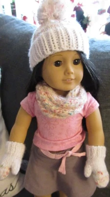 JUEGO DE SOMBRERO, OREJERAS, CAPUCHA Y GUANTES SE ADAPTA A MUÑECA DE 18" (SE ADAPTA A NIÑA AM) HECHO A MANO/TEJIDO Foto 1 de 4