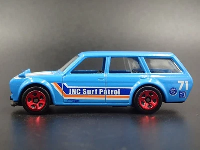 1968-1973 Datsun 510 Estación Vagón Azul 1:64 Escala Coleccionable Coche Modelo - Imagen 1 de 4