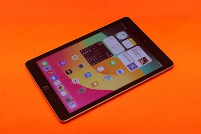 Apple iPad 6th Gen MR7F2B/A 32GB WiFi 9.7 Space Grey A1893 - Image 1 of 4