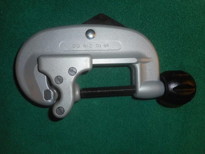 RIDGID - Screw Feed No.20 Tubing and Conduit Cutter 5/8" to 2.125" capacity - Image 1 of 4