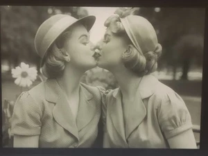 3##Photo negative film - Kissing women - Lesbian couple - Love - Kiss - Picture 1 of 4