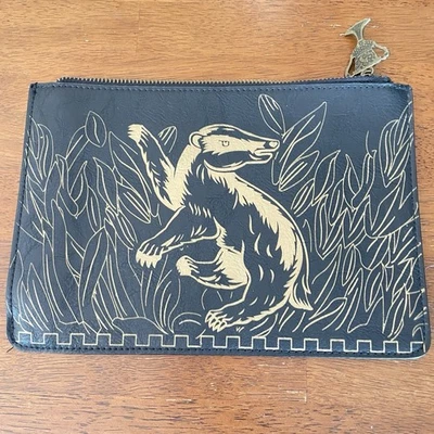 Cartera clutch Harry Potter “Badger Hufflepuff” Danielle Nicole excelente estado. Foto 1 de 4