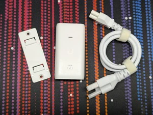 Ubiquiti U-POE-af Switching Gigabit PoE Injector never used - Photo 1/2