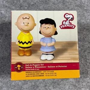 Peanut's Charlie Brown & Lucy Salt and Pepper Shakers Gibson IN SCATOLA - VEDI FOTO - Foto 1 di 13