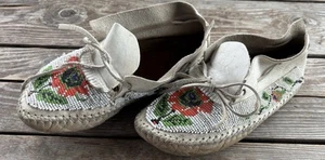 Vintage Native Hand Beaded Hand Sewn Moccasins White Leather~Decor - Picture 1 of 10