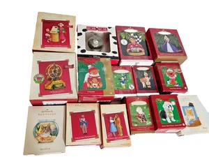 15 decorazioni natalizie con scatole Hallmark Keepsake Disney Carlton cane gatto 3814JR - Foto 1 di 9