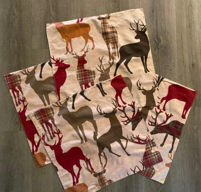 4 Christmas Reindeer Cloth Dinner Napkins Brown Multicolor 19x19 Excellent Cond - Image 1 of 4