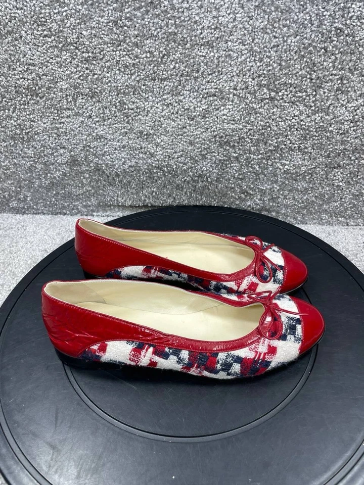 Bailarina Chanel Flats para mujer talla 38 UE 7,5 EE. UU. roja blanca charol puntera Foto 1 de 4