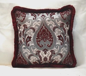 Almohada decorativa con flecos estampado chenilla damasco rojo plata blanco - Imagen 1 de 2