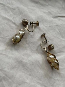 Antique/Vintage Antiqued Gold Tone Spiral Caged Dbl Pearl Screw-On Clip Earrings - Picture 1 of 11