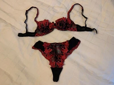 Nuevo conjunto de sujetador y bragas con aros de encaje de diseñadores raros en Debenhams 32A y talla 10 Foto 1 de 4