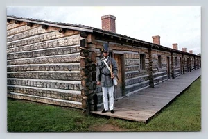 Cartolina Infantryman West Barracks Stockade Fort Atkinson ora Fort Calhoun NE - Foto 1 di 2