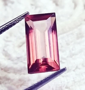 Granato Rodolite Naturale Forma Baguette 10,40 Ct Pietra Preziosa Sciolta Certificata - Foto 1 di 6