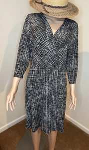 Vestido Kaileigh WRAP diseño blanco y negro extra grande - Imagen 1 de 8