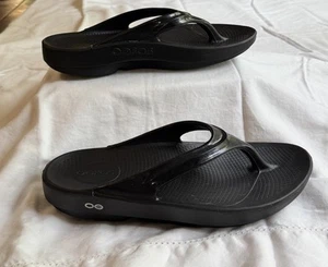 OOFOS OOlala Luxe 10/41 Black Shiny Flip Flop Thong Recovery Sandals Womens - Picture 1 of 14