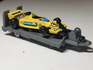 Rimorchio plastica vintage 3 pollici F1 1984 + pressofuso F1 Car Welly 1/64 come nuovo sfuso - Foto 1 di 5