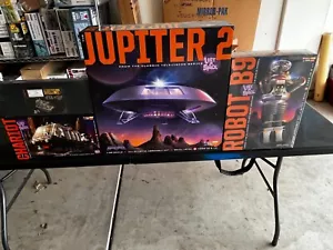 MOEBIUS MODELS LOST IN SPACE: JUPITER 2, Chariot, Robot B9 & EXTRAS!!! - Picture 1 of 8