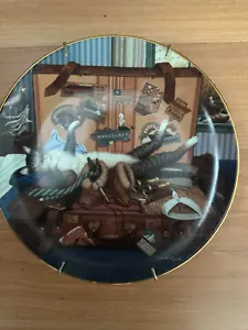 Bradford Exchange Purr-Fect Places Mabel the Stowaway Cat Plates /Hanger - Imagen 1 de 4