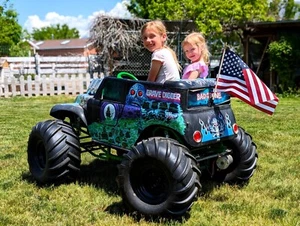 USA or Jolly Roger Pirate Flag and Mount 24v For Ride on Grave Digger - Picture 1 of 11