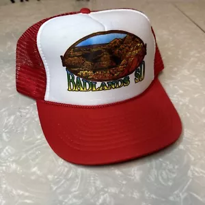 Cappello da camionista vintage Badlands SD in rete da uomo rosso e bianco taglia unica berretto Nissin - Foto 1 di 5