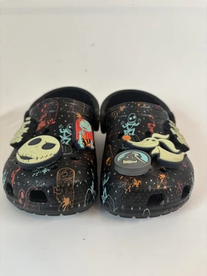 Zuecos Crocs Zapatos Juveniles Talla C7 Negros Pesadilla Antes de Navidad Jibbitz Disney Foto 1 de 4