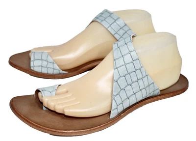 CYDWOQ Hillary Zehenschlaufen-Sandale Damen Größe 11 EUR 41 blau Kroko-Prägung Leder - Bild 1 von 4