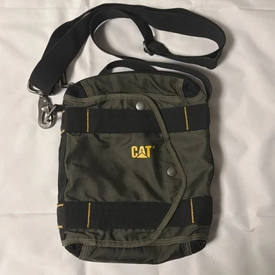 CAT Caterpillar Equipment Verde Mediano Mochila Bolso Bandolera Industrial 12”x 9” Foto 1 de 4