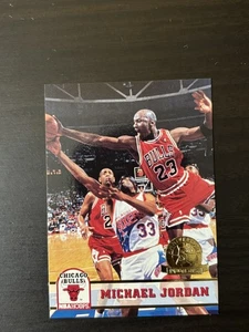 Michael Jordan 1993-94 NBA Hoops 5th Anniversary Gold Stamp #28 Chicago Bulls - Bild 1 von 2