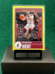 2023-24 Panini NBA Hoops - Hoops Tribute Yellow #299 Dwyane Wade - Foto 1 di 2