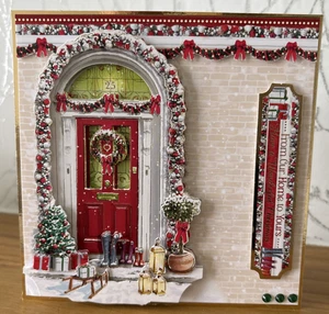 Tarjeta de Navidad hecha a mano con temática de puerta delantera de 6"x6" - "De nuestra casa a la tuya" - Imagen 1 de 5