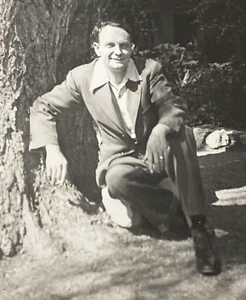 1940s Hübscher Mann mit Swag Leaning on Tree Suit Fashion Original Photo P14f21 - Bild 1 von 18