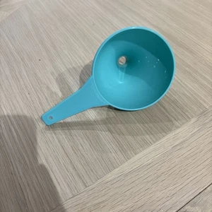 TUPPERWARE - Kitchen Tools / Utensils - Turquoise Funnel - Picture 1 of 3