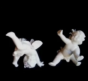 2 FIGURAS ALADAS DE PORCELANA BLANCA CUPIDO ÁNGELES CON RACIMOS DE FLORES PASTEL - Imagen 1 de 12