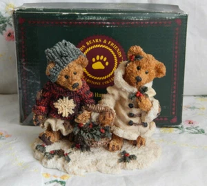 EDMUND & BAILEY... GATHERING HOLLY  FIGURINE BOYDS BEARS & FRIENDS #2240 - Picture 1 of 6